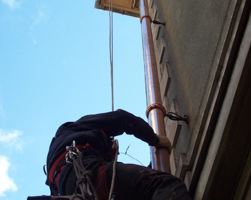 Manutenzione pluviale in rame - lavori su corda